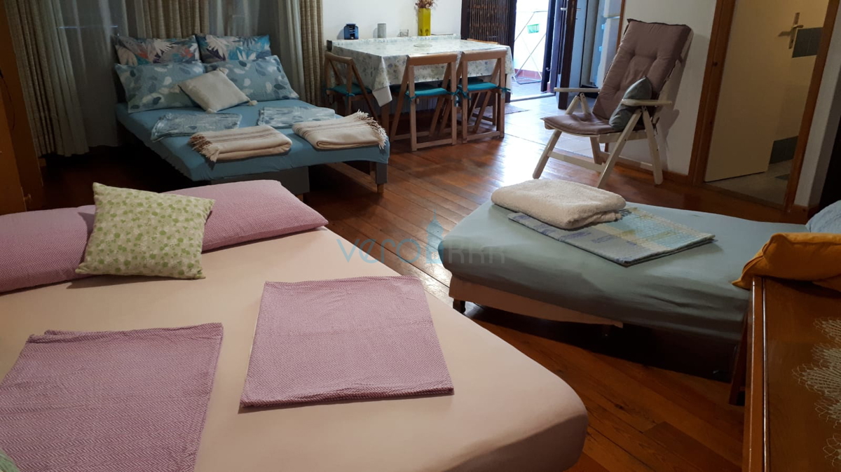Otok Krk, center Malinska: Samostojna apartmajska hiša s 7 enotami, 450 m od morja, na prodaj