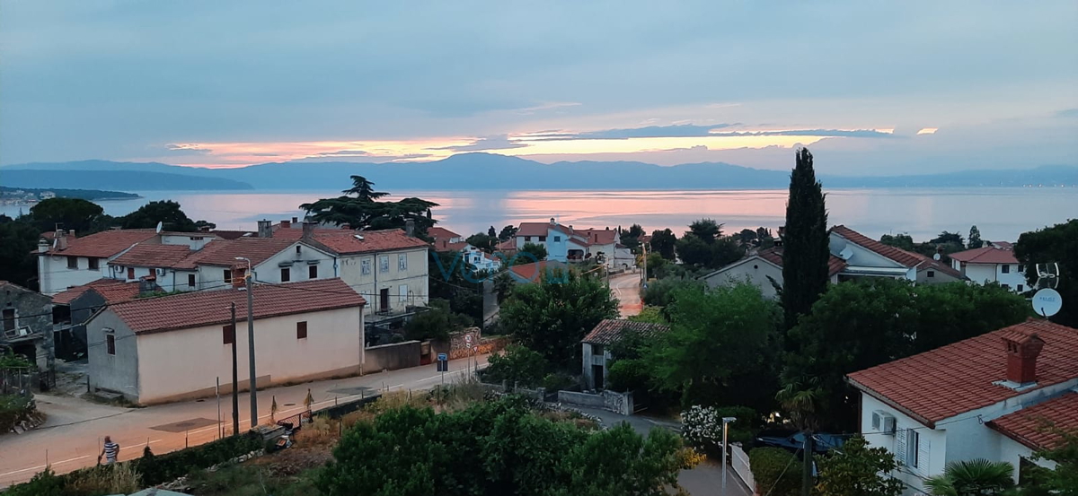 Otok Krk, center Malinska: Samostojna apartmajska hiša s 7 enotami, 450 m od morja, na prodaj