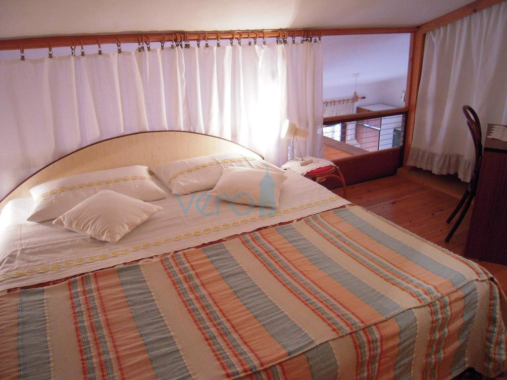 Otok Krk, center Malinska: Samostojna apartmajska hiša s 7 enotami, 450 m od morja, na prodaj