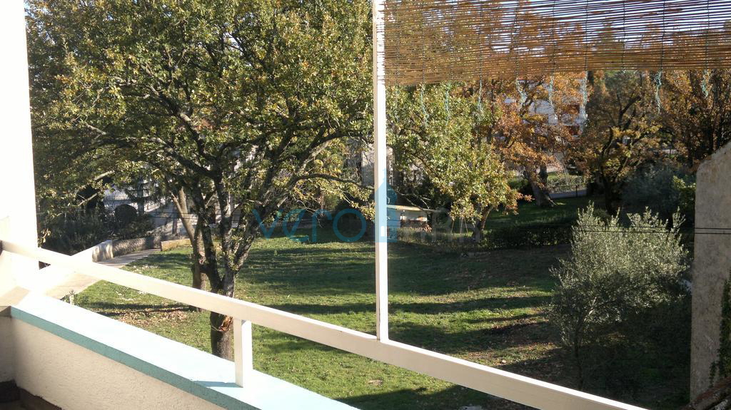 Otok Krk, center Malinska: Samostojna apartmajska hiša s 7 enotami, 450 m od morja, na prodaj