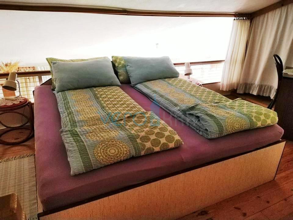 Otok Krk, center Malinska: Samostojna apartmajska hiša s 7 enotami, 450 m od morja, na prodaj