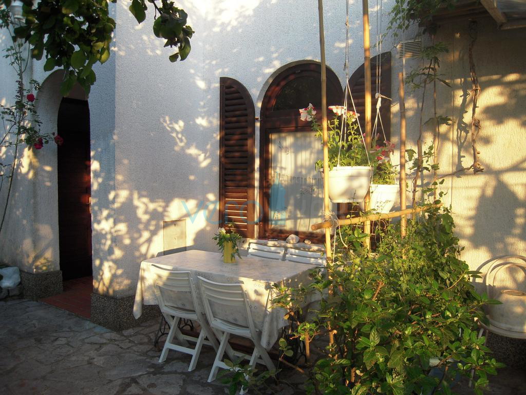 Otok Krk, center Malinska: Samostojna apartmajska hiša s 7 enotami, 450 m od morja, na prodaj