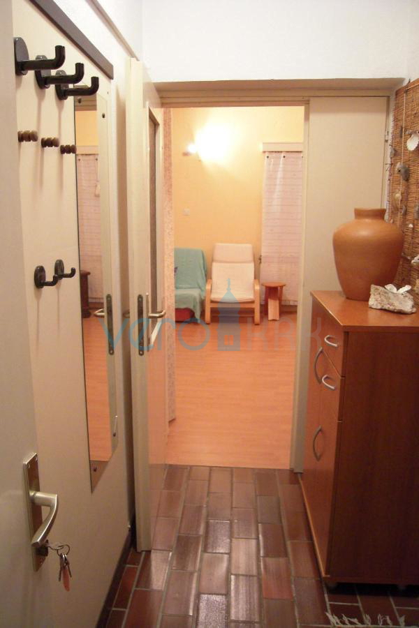 Otok Krk, center Malinska: Samostojna apartmajska hiša s 7 enotami, 450 m od morja, na prodaj