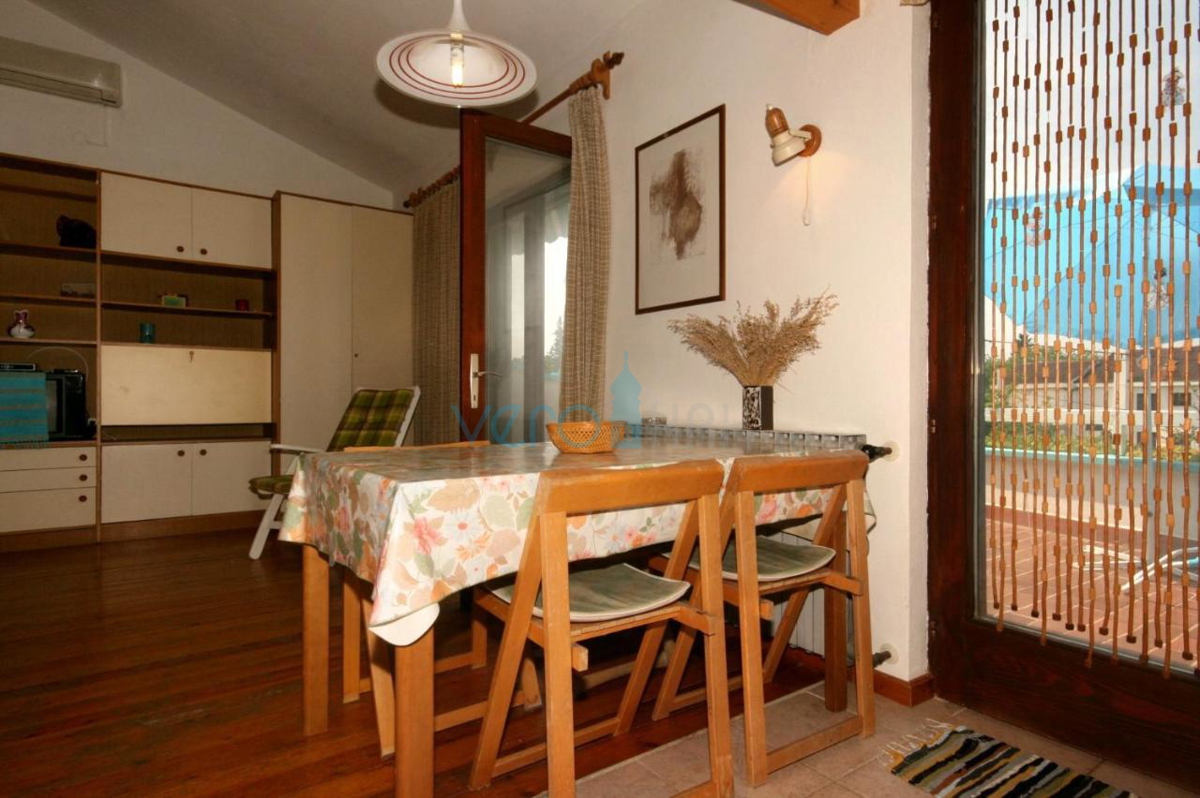 Otok Krk, center Malinska: Samostojna apartmajska hiša s 7 enotami, 450 m od morja, na prodaj