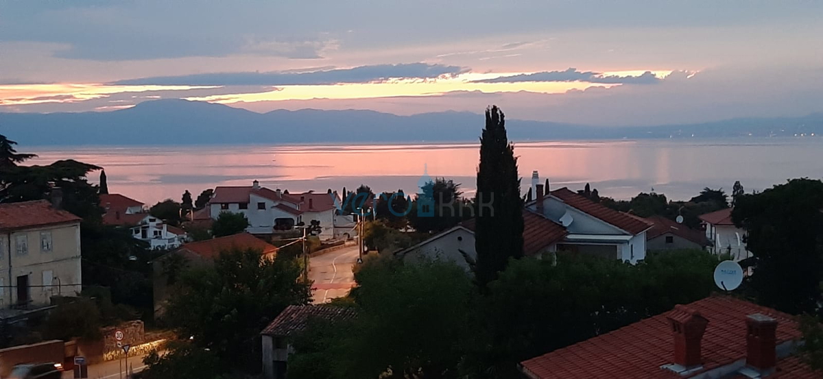 Otok Krk, center Malinska: Samostojna apartmajska hiša s 7 enotami, 450 m od morja, na prodaj