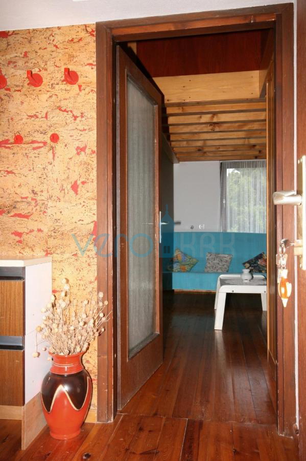 Otok Krk, center Malinska: Samostojna apartmajska hiša s 7 enotami, 450 m od morja, na prodaj