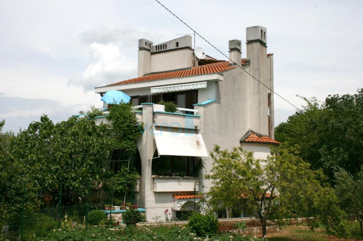 Otok Krk, center Malinska: Samostojna apartmajska hiša s 7 enotami, 450 m od morja, na prodaj
