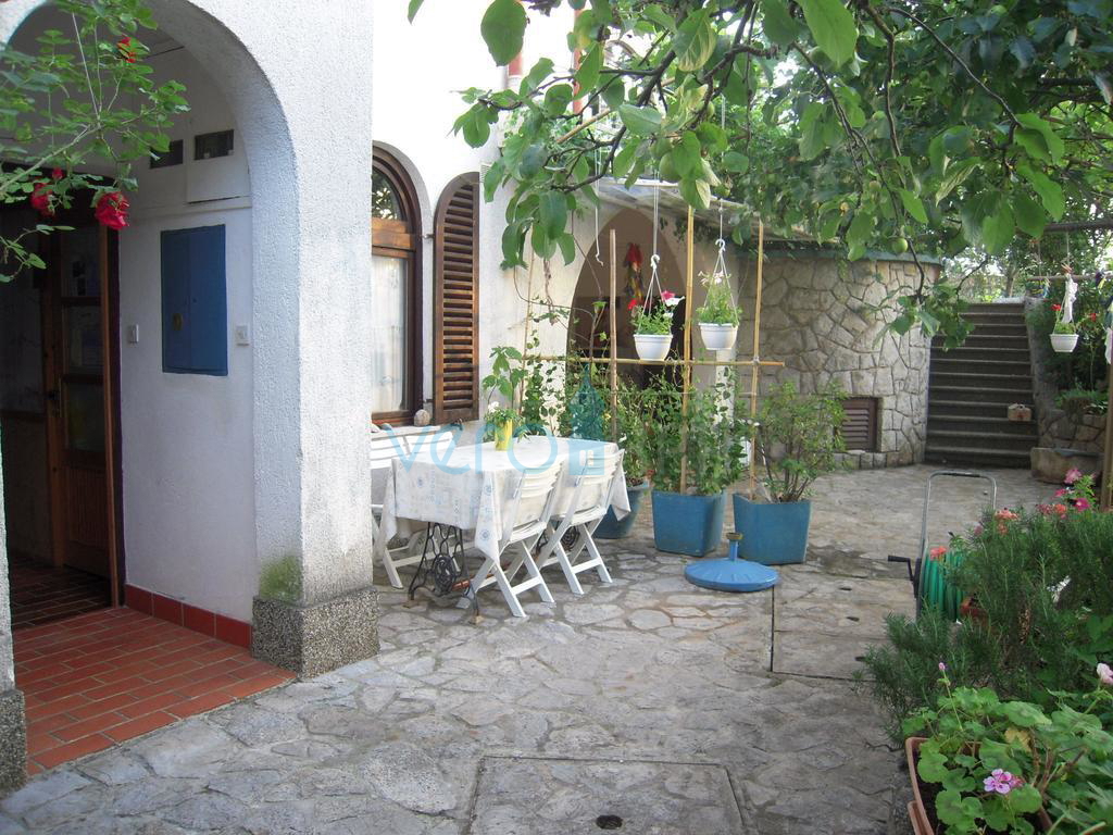 Otok Krk, center Malinska: Samostojna apartmajska hiša s 7 enotami, 450 m od morja, na prodaj