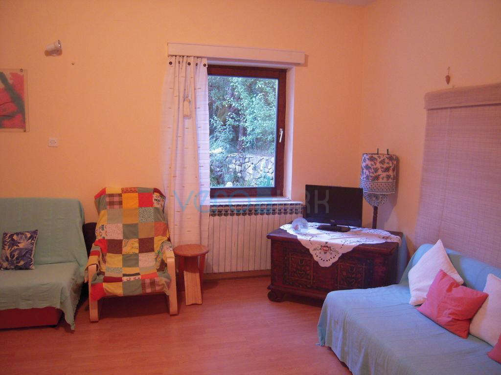 Otok Krk, center Malinska: Samostojna apartmajska hiša s 7 enotami, 450 m od morja, na prodaj
