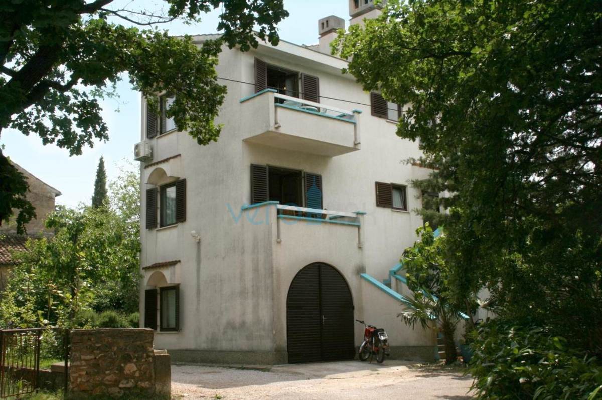 Otok Krk, center Malinska: Samostojna apartmajska hiša s 7 enotami, 450 m od morja, na prodaj