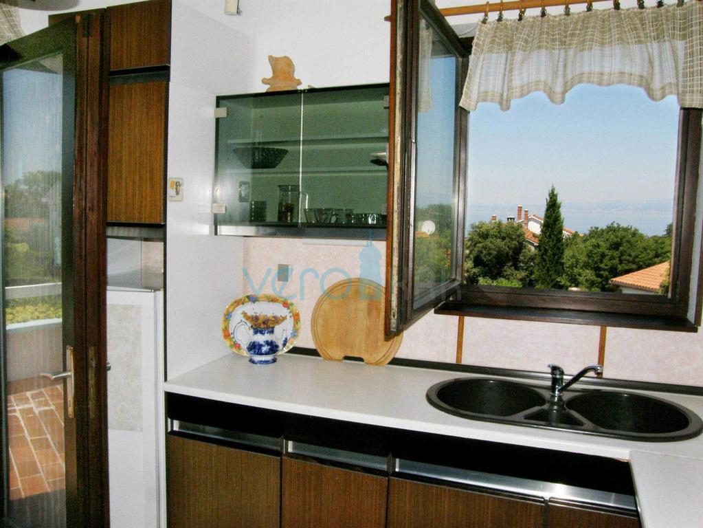 Otok Krk, center Malinska: Samostojna apartmajska hiša s 7 enotami, 450 m od morja, na prodaj