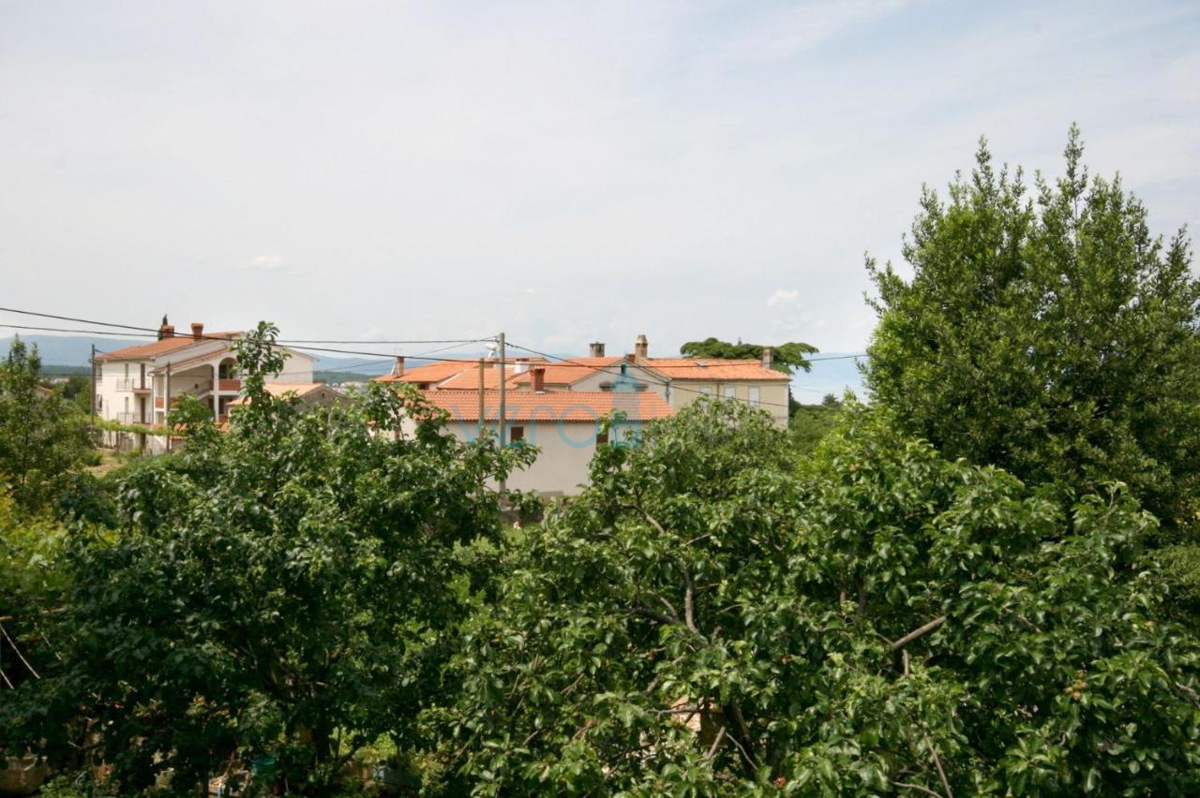 Otok Krk, center Malinska: Samostojna apartmajska hiša s 7 enotami, 450 m od morja, na prodaj