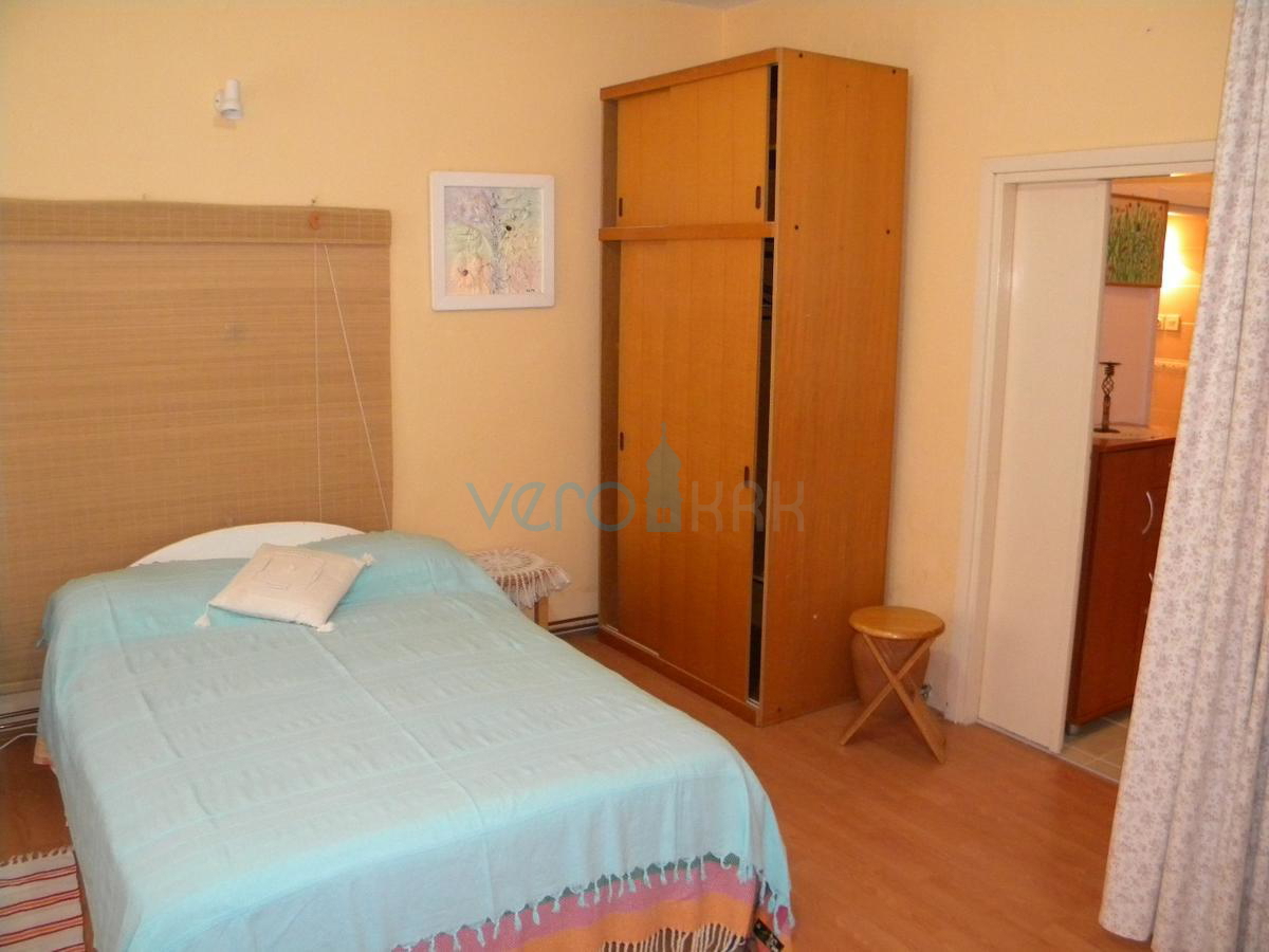 Otok Krk, center Malinska: Samostojna apartmajska hiša s 7 enotami, 450 m od morja, na prodaj