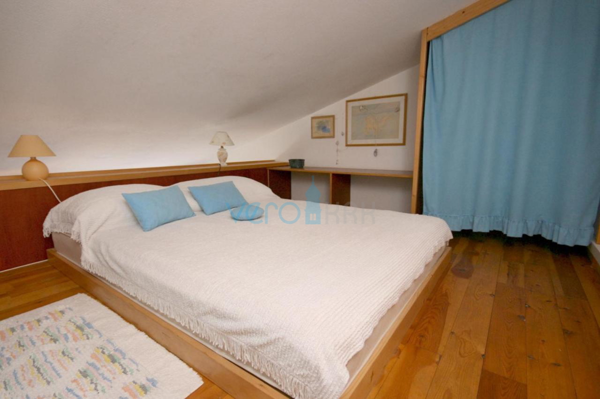 Otok Krk, center Malinska: Samostojna apartmajska hiša s 7 enotami, 450 m od morja, na prodaj