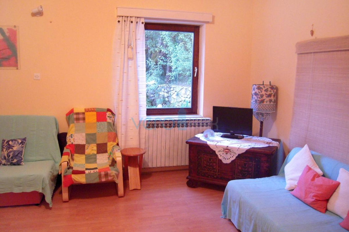 Otok Krk, center Malinska: Samostojna apartmajska hiša s 7 enotami, 450 m od morja, na prodaj