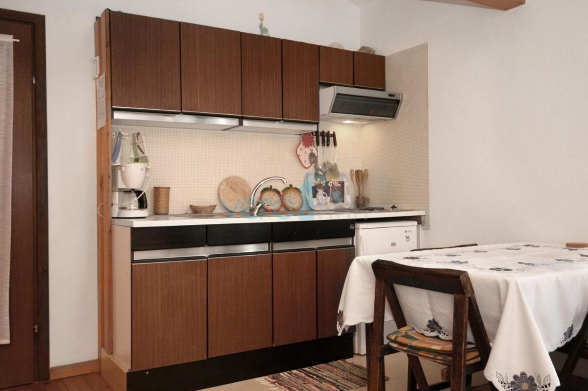 Otok Krk, center Malinska: Samostojna apartmajska hiša s 7 enotami, 450 m od morja, na prodaj