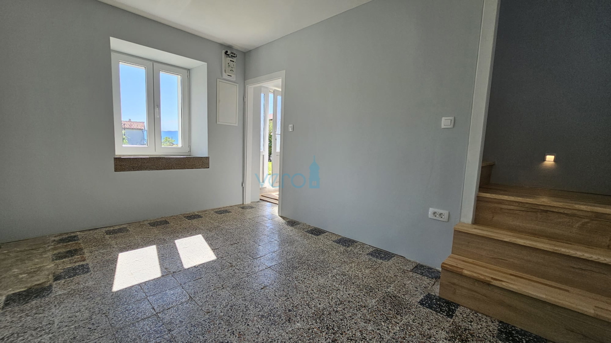 Otok Krk, mesto Krk, širša okolica, obnovljena kamnita hiša v nizu na koncu, delni pogled na morje, prodaja