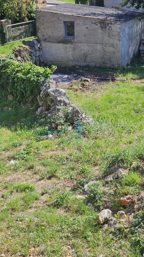 Otok Krk, mesto Krk, širša okolica, obnovljena kamnita hiša v nizu na koncu, delni pogled na morje, prodaja