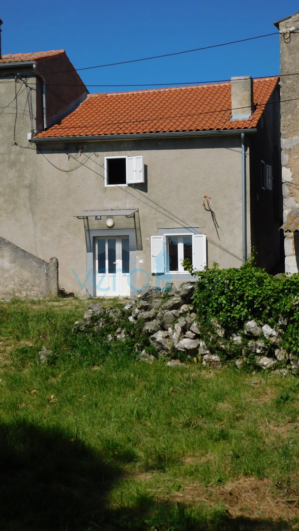 Otok Krk, mesto Krk, širša okolica, obnovljena kamnita hiša v nizu na koncu, delni pogled na morje, prodaja