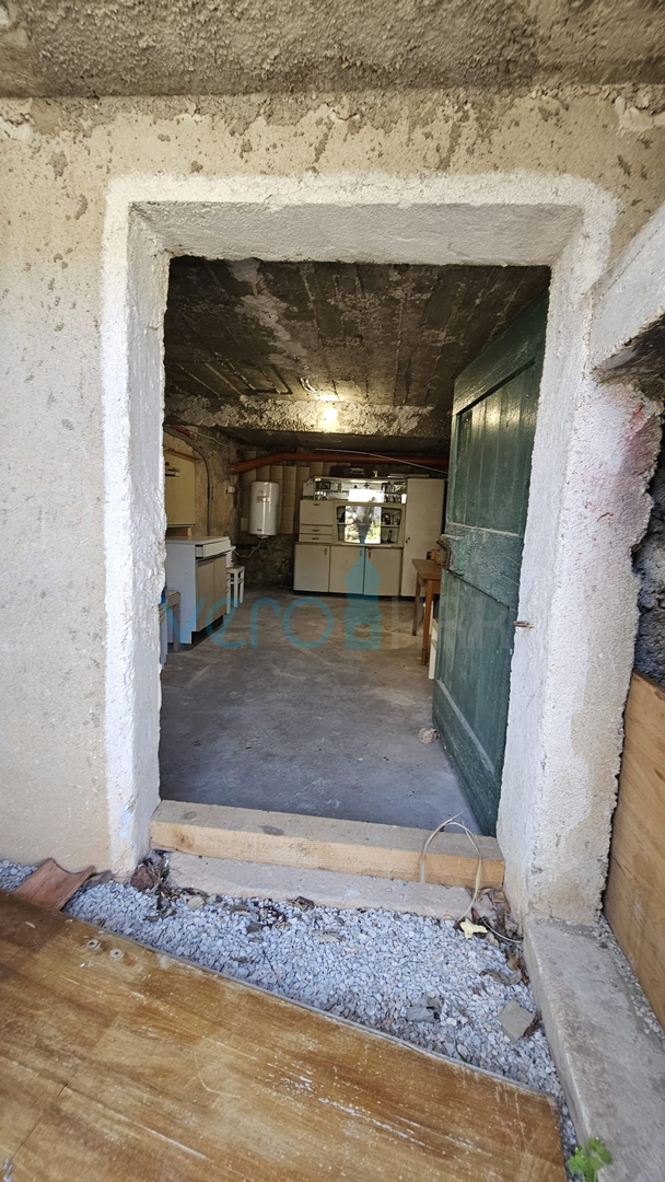 Otok Krk, mesto Krk, širša okolica, obnovljena kamnita hiša v nizu na koncu, delni pogled na morje, prodaja