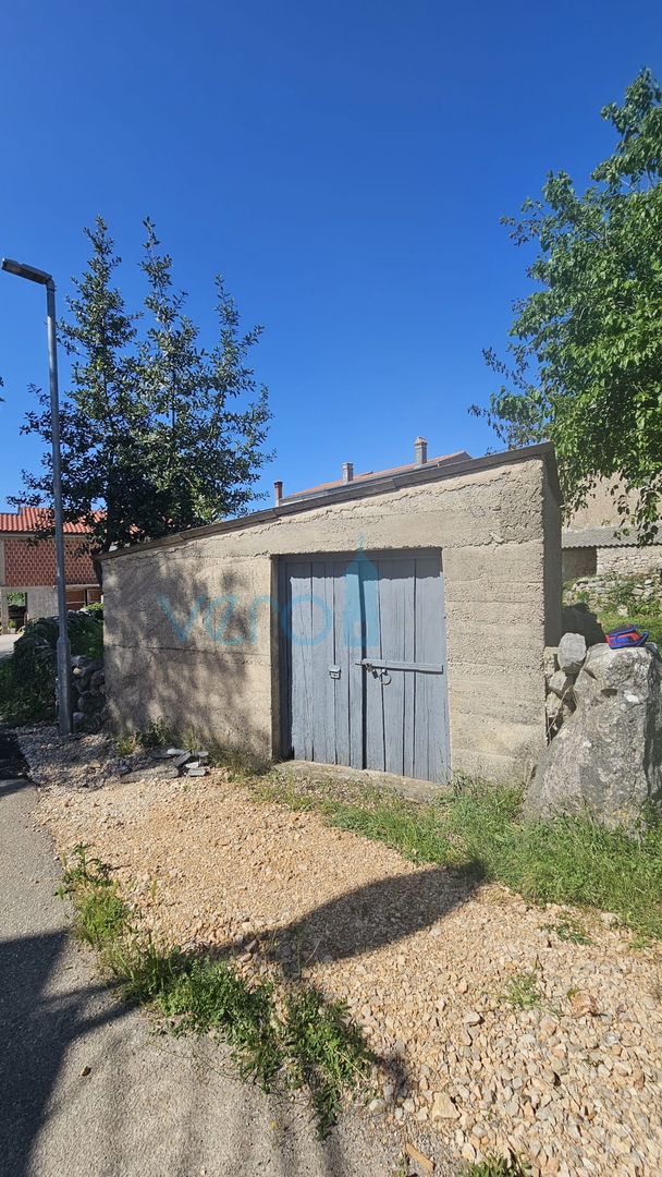 Otok Krk, mesto Krk, širša okolica, obnovljena kamnita hiša v nizu na koncu, delni pogled na morje, prodaja