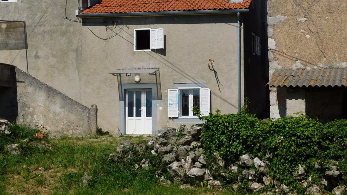 Otok Krk, mesto Krk, širša okolica, obnovljena kamnita hiša v nizu na koncu, delni pogled na morje, prodaja