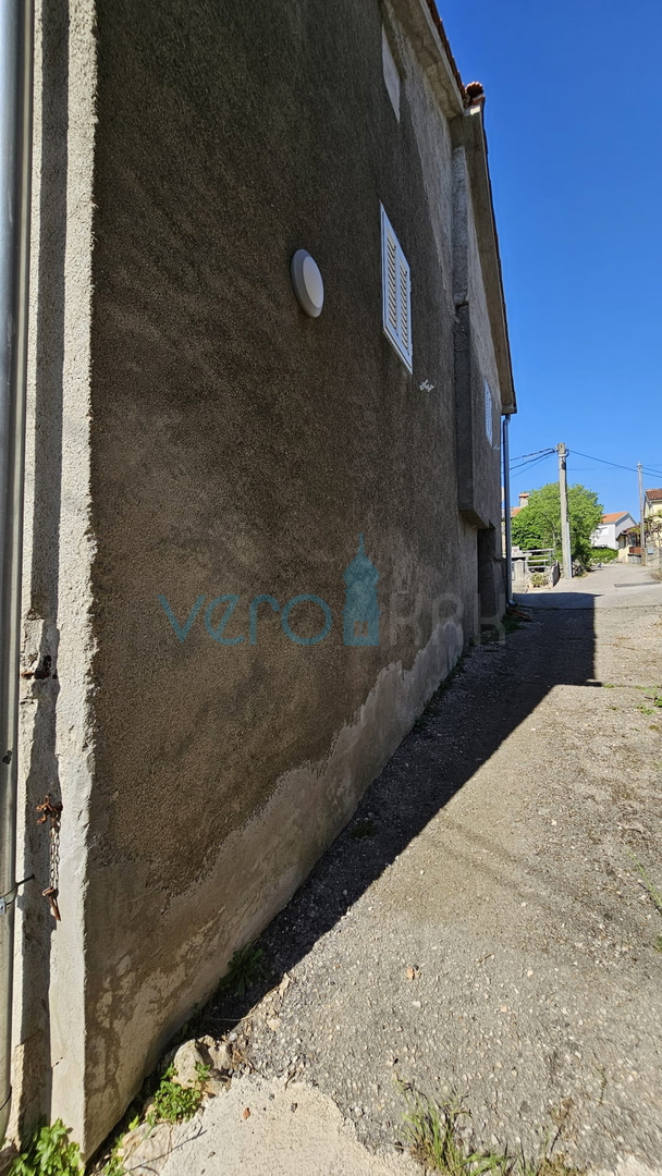 Otok Krk, mesto Krk, širša okolica, obnovljena kamnita hiša v nizu na koncu, delni pogled na morje, prodaja