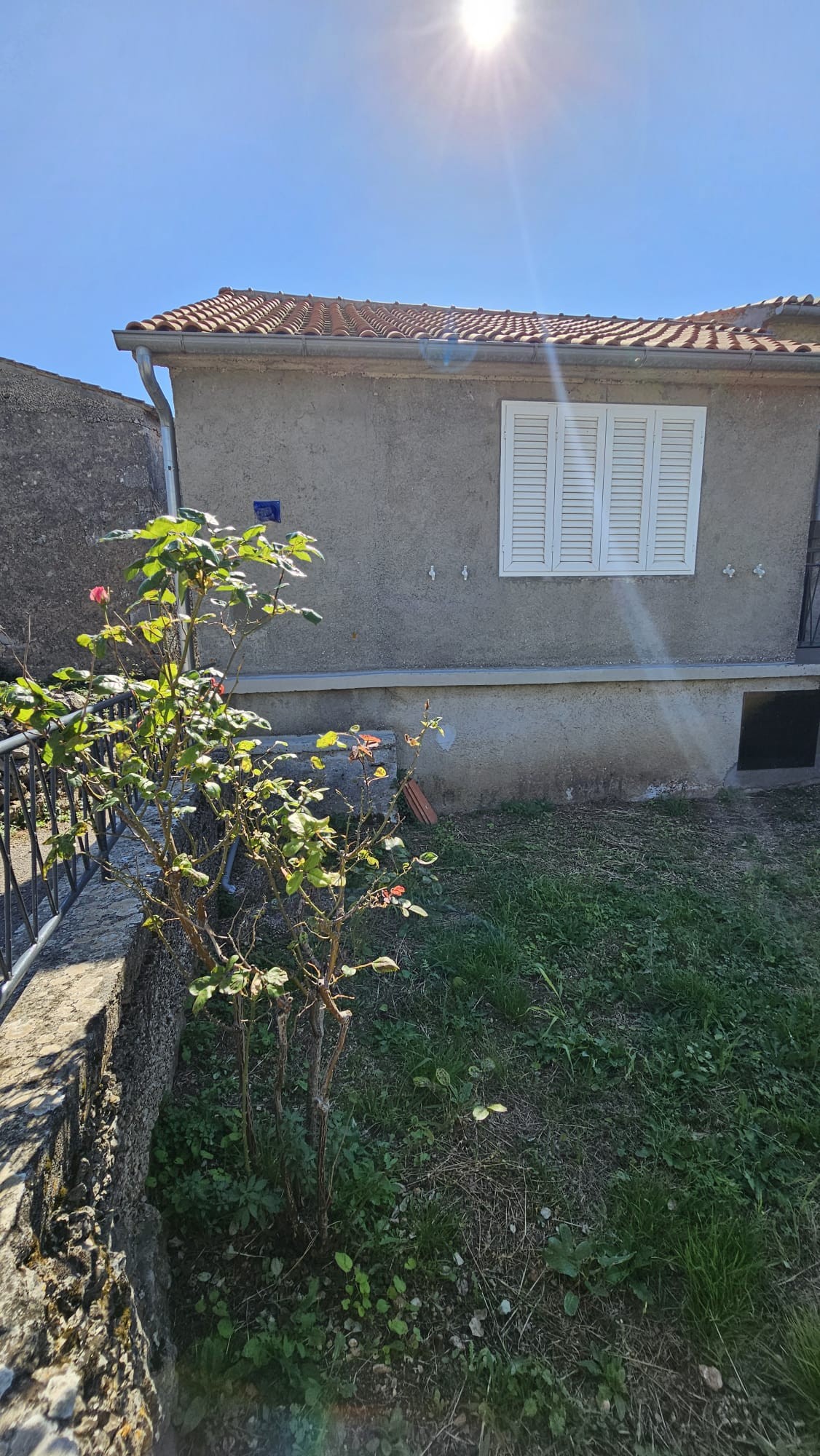 Otok Krk, mesto Krk, širša okolica, obnovljena kamnita hiša v nizu na koncu, delni pogled na morje, prodaja