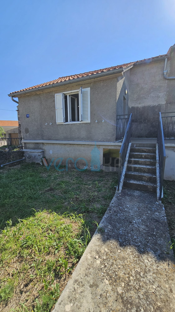 Otok Krk, mesto Krk, širša okolica, obnovljena kamnita hiša v nizu na koncu, delni pogled na morje, prodaja