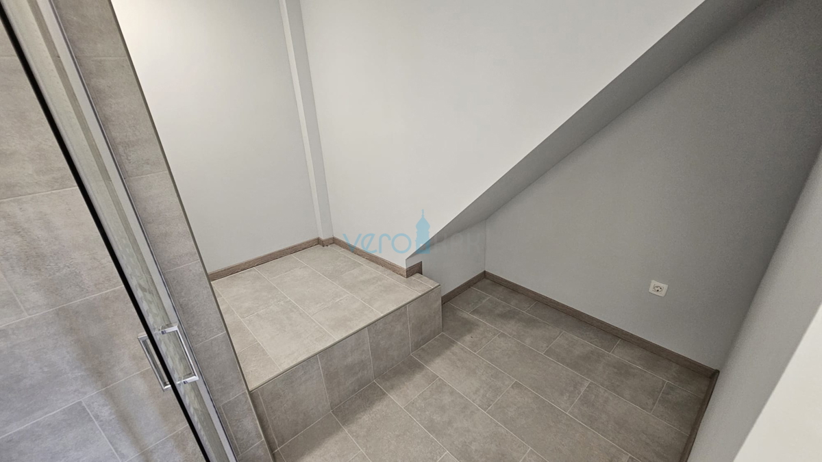 Otok Krk, mesto Krk, širša okolica, obnovljena kamnita hiša v nizu na koncu, delni pogled na morje, prodaja