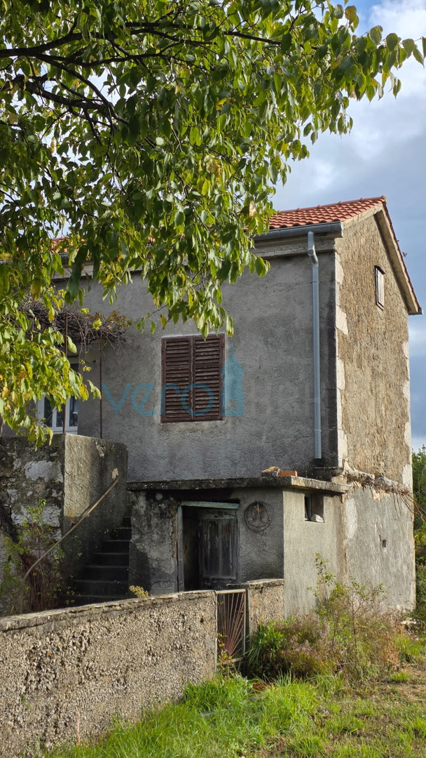 Otok Krk, mesto Krk, okolica, dvojna kamnita hiša, prodaja