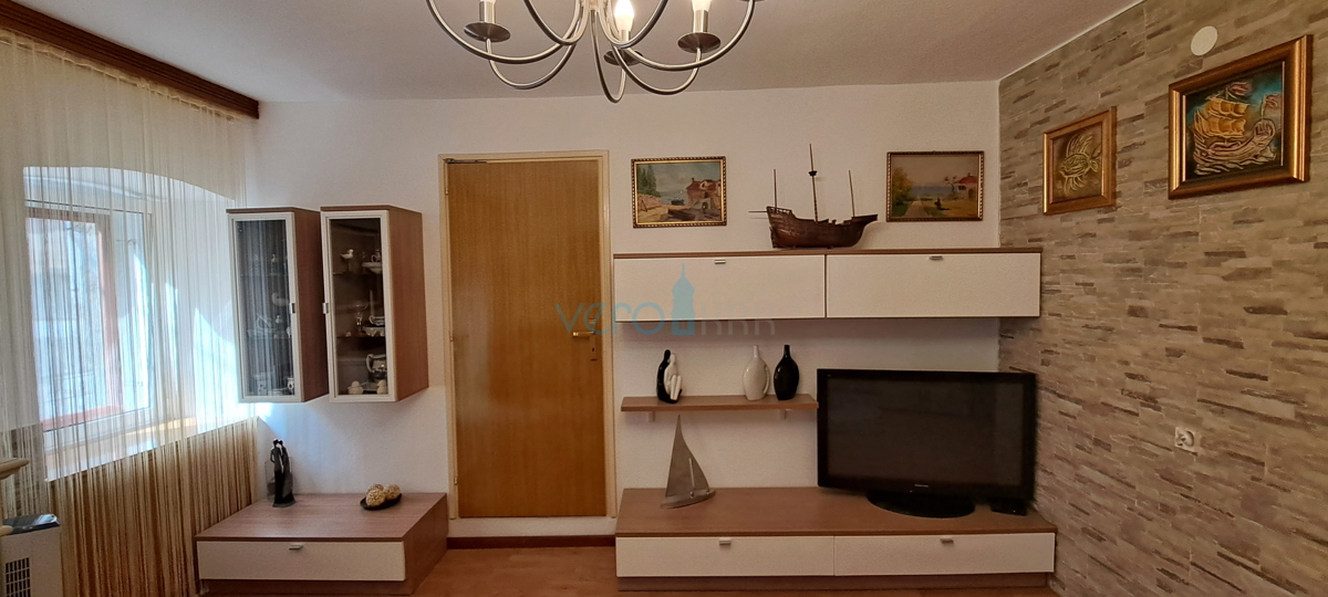 Omišalj, središče, kamnita hiša v vrsti 130 m2, terasa, parkirišče, prodaja