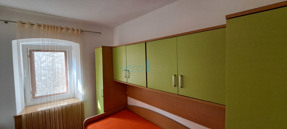 Omišalj, središče, kamnita hiša v vrsti 130 m2, terasa, parkirišče, prodaja