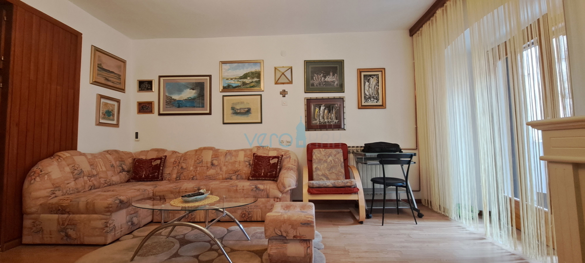 Omišalj, središče, kamnita hiša v vrsti 130 m2, terasa, parkirišče, prodaja