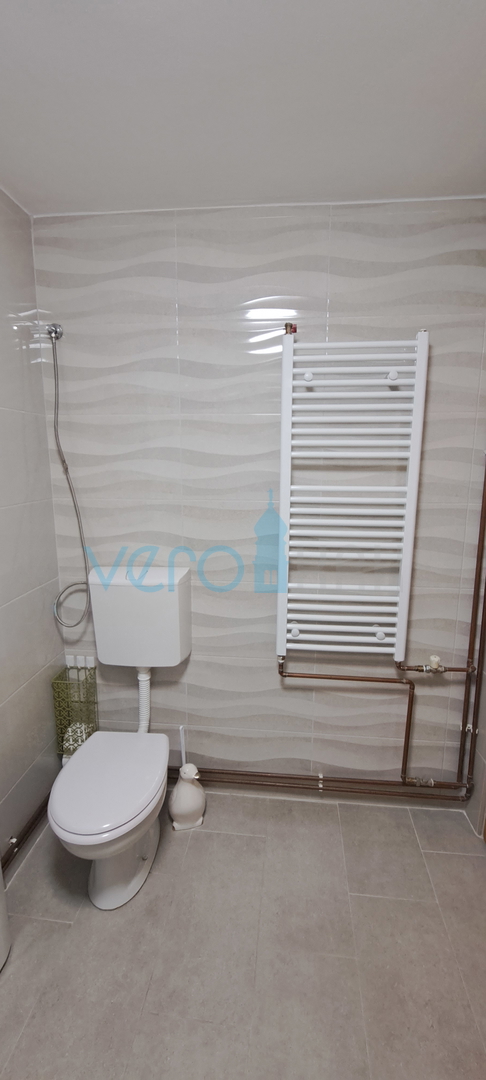 Omišalj, središče, kamnita hiša v vrsti 130 m2, terasa, parkirišče, prodaja