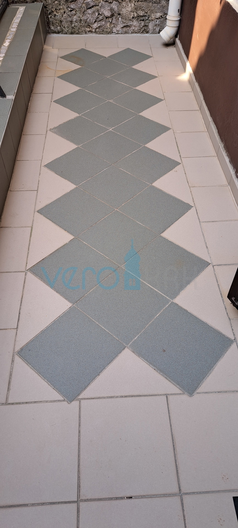 Omišalj, središče, kamnita hiša v vrsti 130 m2, terasa, parkirišče, prodaja