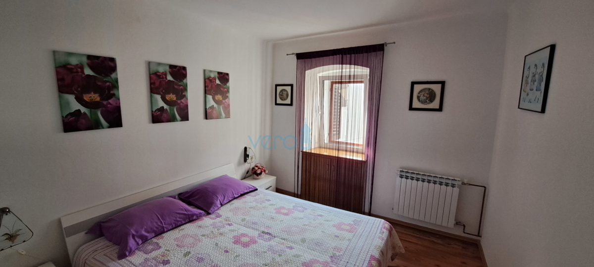 Omišalj, središče, kamnita hiša v vrsti 130 m2, terasa, parkirišče, prodaja