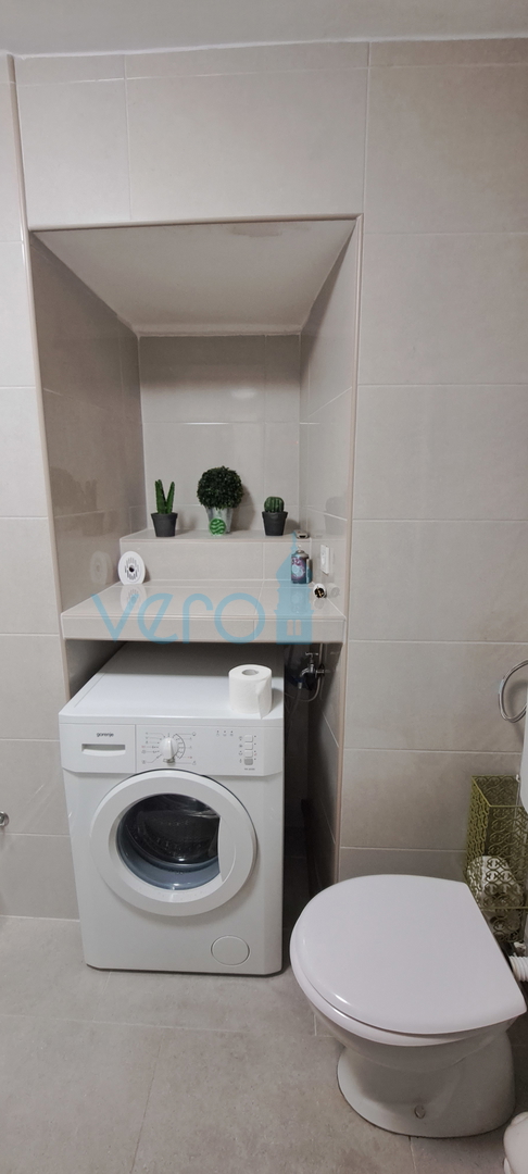 Omišalj, središče, kamnita hiša v vrsti 130 m2, terasa, parkirišče, prodaja