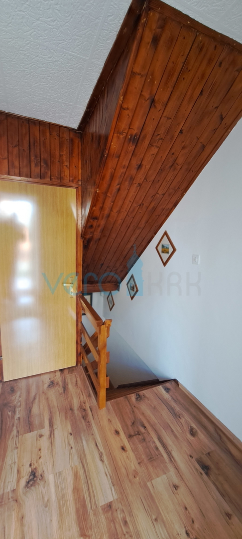 Omišalj, središče, kamnita hiša v vrsti 130 m2, terasa, parkirišče, prodaja