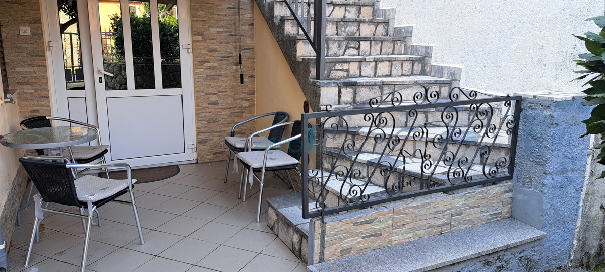Omišalj, središče, kamnita hiša v vrsti 130 m2, terasa, parkirišče, prodaja