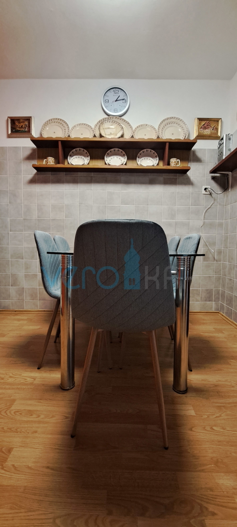 Omišalj, središče, kamnita hiša v vrsti 130 m2, terasa, parkirišče, prodaja