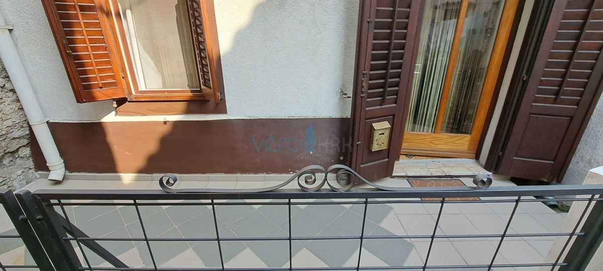 Omišalj, središče, kamnita hiša v vrsti 130 m2, terasa, parkirišče, prodaja