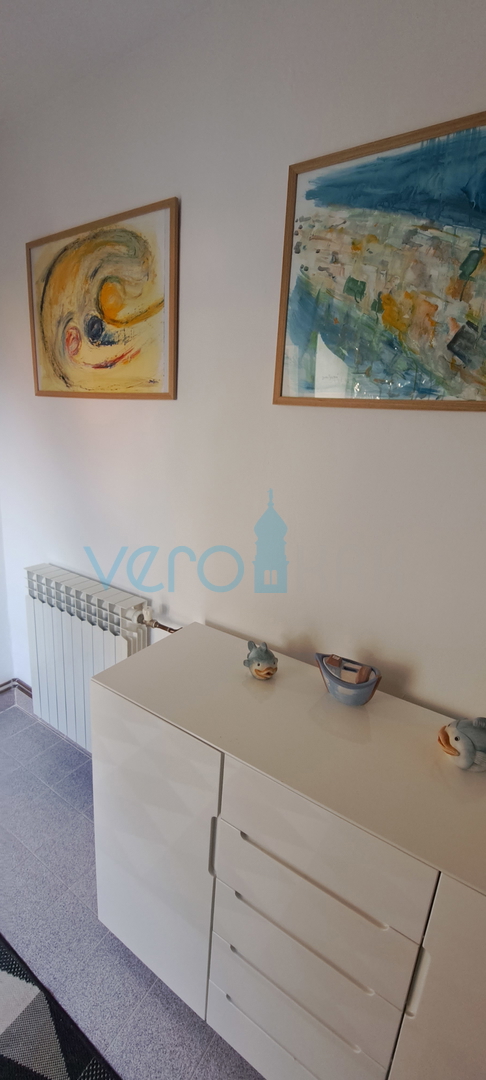 Omišalj, središče, kamnita hiša v vrsti 130 m2, terasa, parkirišče, prodaja