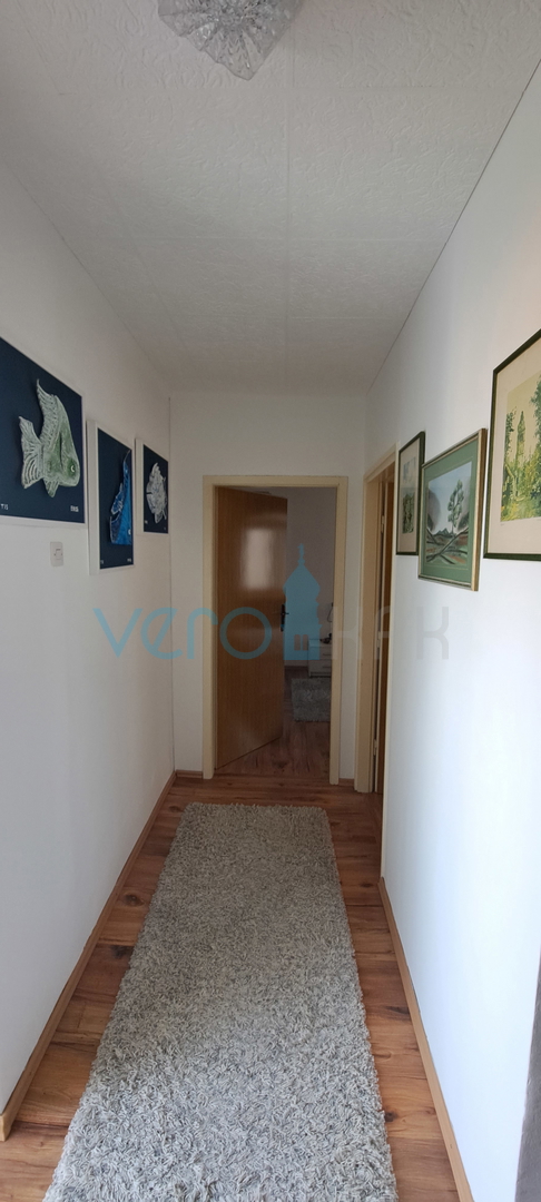 Omišalj, središče, kamnita hiša v vrsti 130 m2, terasa, parkirišče, prodaja