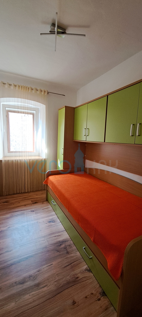 Omišalj, središče, kamnita hiša v vrsti 130 m2, terasa, parkirišče, prodaja