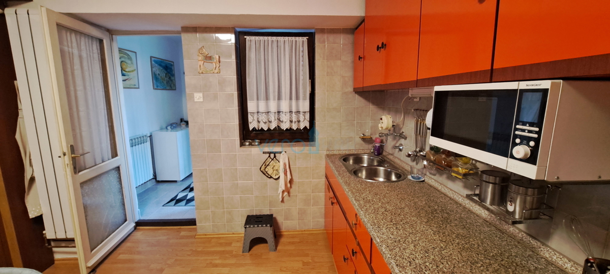 Omišalj, središče, kamnita hiša v vrsti 130 m2, terasa, parkirišče, prodaja
