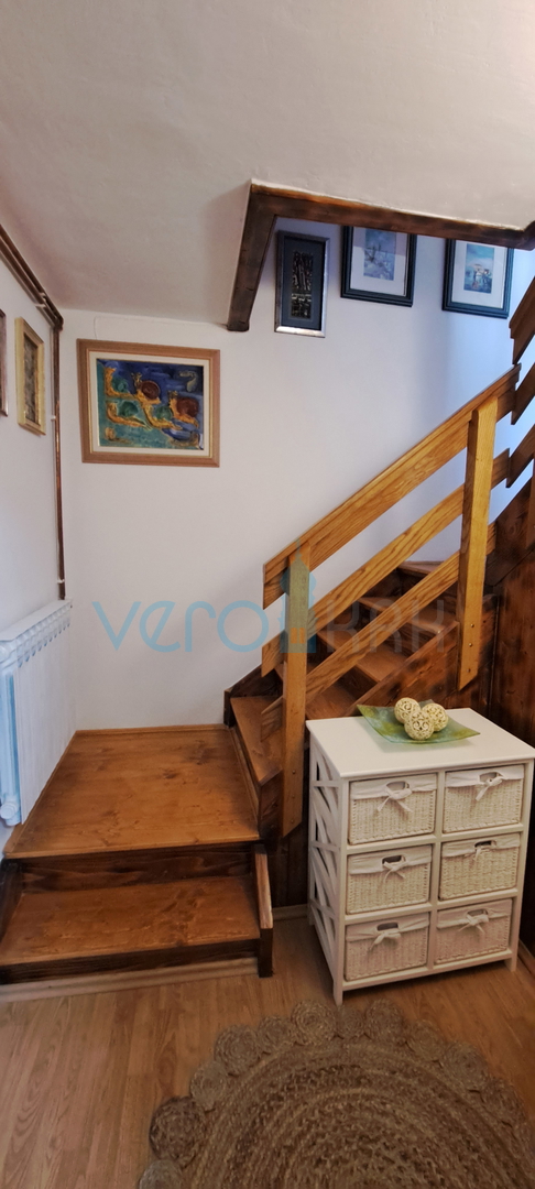 Omišalj, središče, kamnita hiša v vrsti 130 m2, terasa, parkirišče, prodaja