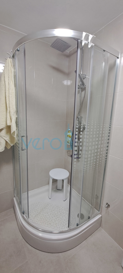Omišalj, središče, kamnita hiša v vrsti 130 m2, terasa, parkirišče, prodaja