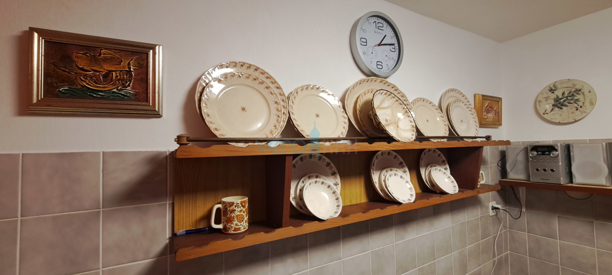 Omišalj, središče, kamnita hiša v vrsti 130 m2, terasa, parkirišče, prodaja