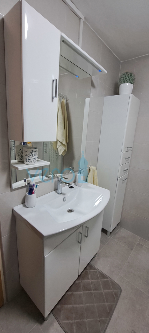 Omišalj, središče, kamnita hiša v vrsti 130 m2, terasa, parkirišče, prodaja
